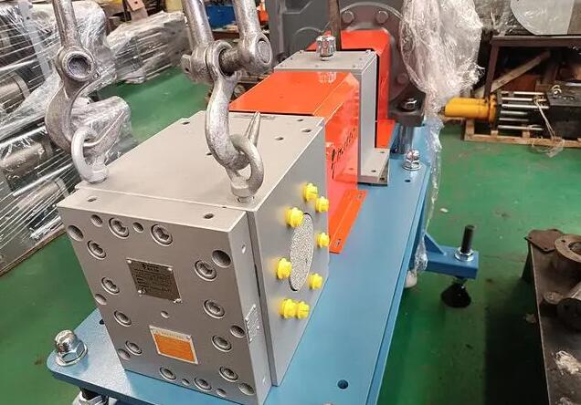 dual axis drive rubber melt gear pump