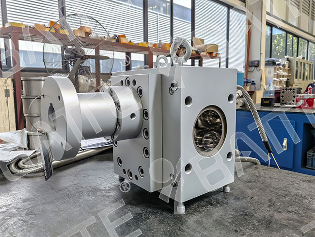 Polymer melt pump