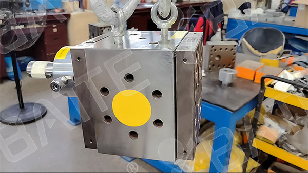 PET strap melt pump